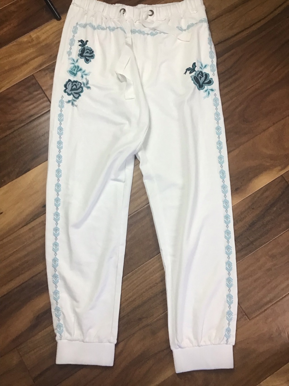 Sundance Faded Fields White Joggers Blue Floral Embroidered Size Medium - Picture 3 of 13